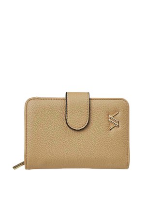 Portafoglio in pelle color cuoio con texture, chiusura a scatto, cursore della cerniera dorato e piccolo logo geometrico dorato sul davanti.