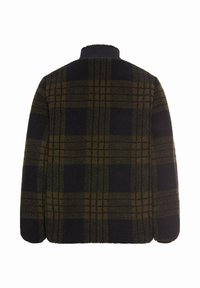 Fleecejacke mit einem dunkelblauen und olivgrünen Karo-Muster. Verfügt über einen hohen Kragen und eine weiche Textur. Die Rückansicht zeigt eine entspannte Passform.
