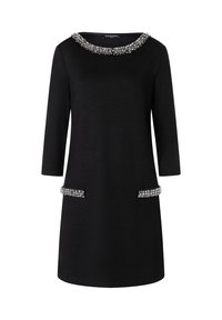 Robe noire avec des manches trois-quarts, un col orné et des poches, présentant des accents en cristal le long du col et des bords des poches.