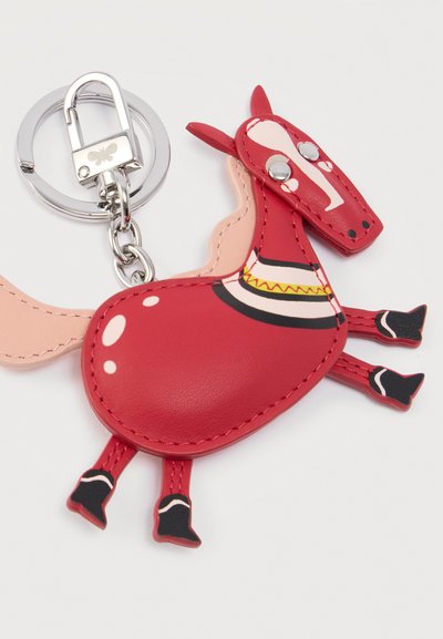 Μπρελόκ από κόκκινο δέρμα σε σχήμα αλόγου, με μαύρες λεπτομέρειες, ασημένια μεταλλικά μέρη και καρτουνίστικα στοιχεία όπως μάτια και σέλα.