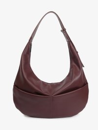 Bordeaux usnjena torba hobo s ukrivljeno silhueto, širokim trakom in zadrgo. Ima sprednji žep z gladko teksturo.