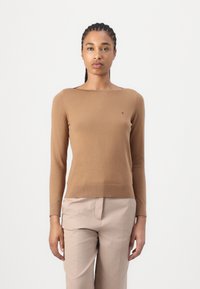 Maglione marrone a maniche lunghe in morbido tessuto a maglia con scollo a barca, caratterizzato da un piccolo logo ricamato sul lato sinistro del petto.