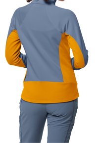 Modrý a oranžový sportovní jacket s barevnými bloky, měkká tkanina, vysoký límec, boční panely a přiléhavý střih, ukazující kontrastní textury.