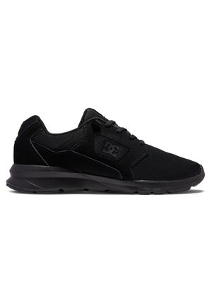 Scarpe da ginnastica nere con tomaia in tessuto testurizzato, dettagli in suede e suola nera imbottita. Presentano lacci e un logo sul lato.