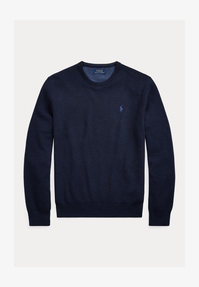 Jūras zila džemperis ar apaļu kaklu, izgatavots no strukturēta dzijas materiāla. Priekšpusē ir neliels zila logotipa akcenti. Standarta piegriezums ar ribu piedurknēm.