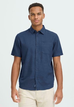 Korte mouwen, overhemd met knopen in marineblauw katoen. Voorzien van een zak op de linkerborst en een rechte zoom. Glad van tekstuur, casual pasvorm.