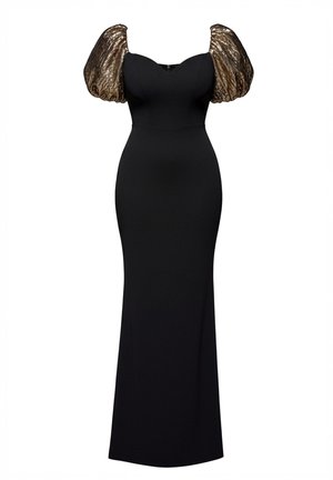 Czarna dopasowana suknia do ziemi z dekoltem w kształcie serca oraz przezroczystymi, metalicznymi rękawami z bufkami.