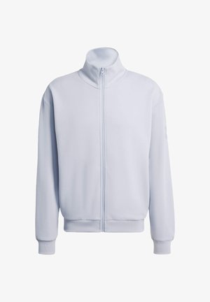 Chaqueta azul claro con cremallera, cuello alto, mangas largas, puños acanalados y una textura de tela lisa. Cuenta con un cierre central de cremallera.