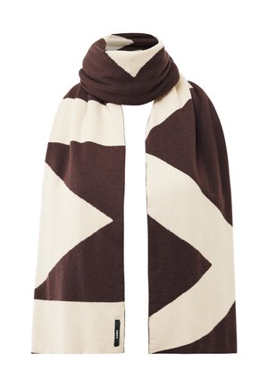 Bruine en beige sjaal met een gedurfde geometrische zigzagpatroon, gevouwen en gehangen, met een klein zwart merklabel aan de onderrand.