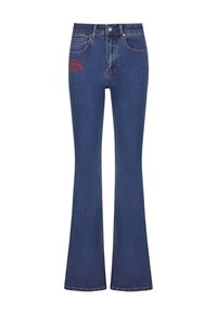 Mørkeblå slagtejeans med høj talje, prydet med et rødt broderet logo foran, lavet af denim med en glat tekstur.