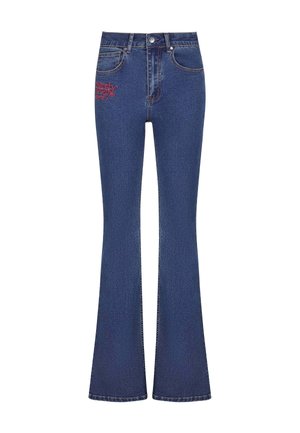 Donkerblauwe flare jeans met hoge taille, featuring een rode geborduurde logo op de voorkant, gemaakt van denim met een gladde textuur.