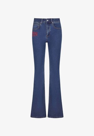 Vaqueros de campana azul oscuro con cintura alta, que presentan un logotipo rojo bordado en la parte delantera, hechos de denim con una textura suave.