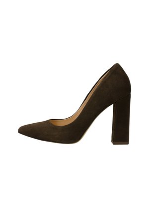 Scarpa con tacco alto in suede marrone, con punta affusolata e tacco spesso, caratterizzata da una texture liscia e un design con ritaglio lungo l'arco.