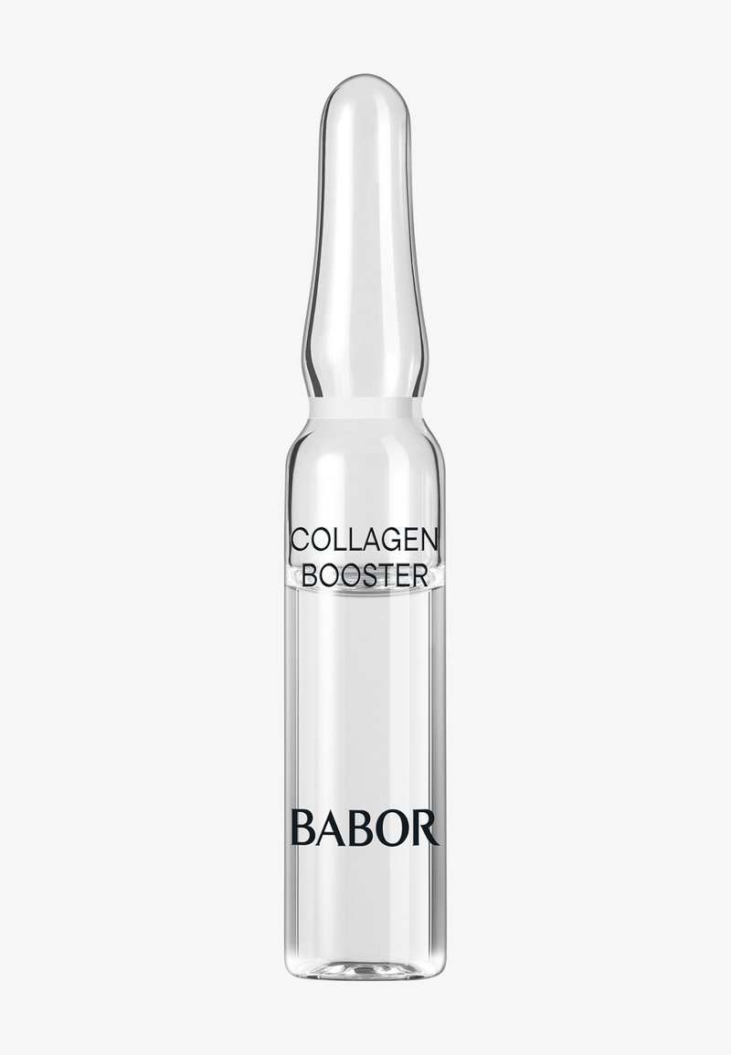Ampolla de vidrio transparente con una parte superior cónica, que contiene un líquido transparente etiquetado como "IMPULSOR DE COLÁGENO" y "BABOR" en texto negro.