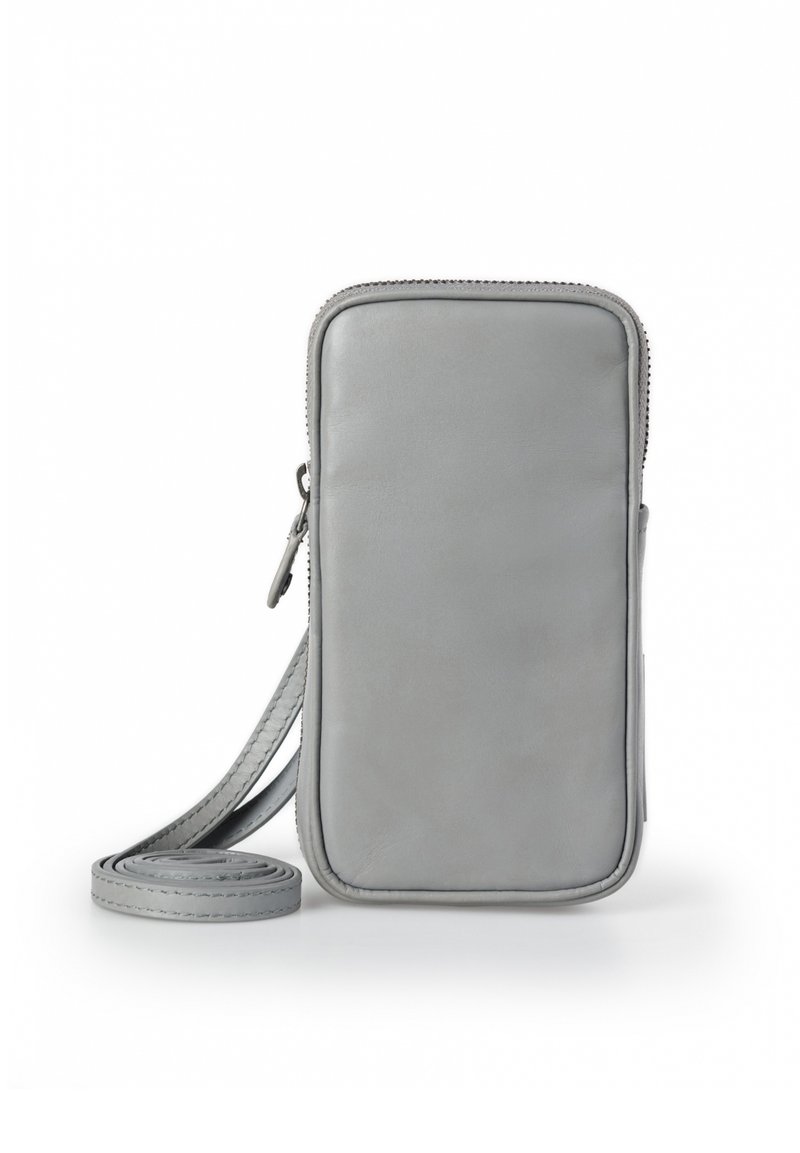 Graue Leder-Crossbody-Tasche mit rechteckiger Form, Reißverschluss und einem langen, flachen Gürtel. Glatte Textur mit minimalen Designdetails.