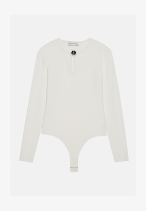 Hvit langermet bodysuit med ribbestruktur, med en nøkkelhullutskjæring og en svart knappdetalj ved halslinjen.