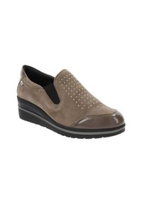 Scarpe marroni senza lacci con tomaia in morbido camoscio, caratterizzate da decorazioni con borchie, una punta lucida e un tacco a zeppa basso.