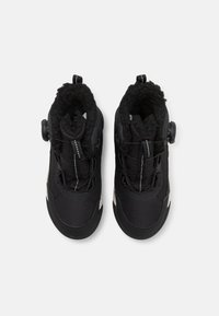 Bottes isolées noires avec un upper en tissu texturé, doublure en peluche et un système de lacets sécurisé. Semelle en caoutchouc notable et accents contrastants.