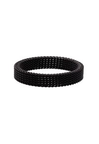 Svart vevd armbånd laget av fleksibelt materiale med et sirkulært design, som har en glatt tekstur og et tett nettmønster gjennom hele.
