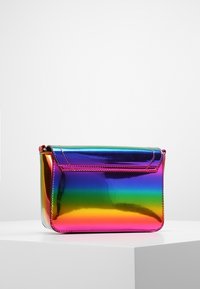 Metallisch regenbogenfarbene Handtasche mit fester Form, Reißverschluss und elegantem Finish, mit nahtlosem Design und lebendigen Farbverläufen.