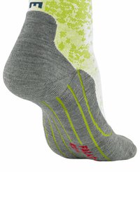 Grau-weiße Socke mit einem strukturierten Muster, das grüne Akzente und rote Schriftzüge aufweist. Entwickelt für sportliche Leistung und Komfort.