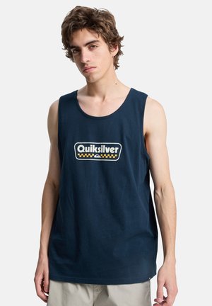 Donkerblauw katoenen tanktop met een ronde hals, voorzien van een wit-geel logo middenvoor. Eenvoudig ontwerp, mouwloos.