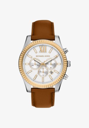 Horloge met een bruine leren band en een kast van roestvrij staal in zilver- en goudtinten. De witte wijzerplaat heeft textuurpatronen, drie subwijzerplaten en een datumaanduiding.