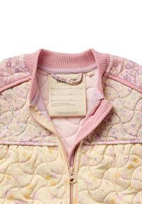 Vadderad jacka med rosa blommönster, texturerat gult tyg och en ljusrosa ribbad krage. Har en hel dragkedja och en skötselhandledning inuti.