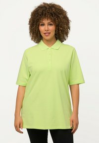 Polo shirt verde chiaro con colletto classico, piastra dei bottoni e maniche corte, realizzato in morbido cotone. Vestibilità casual.