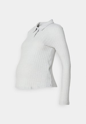 Világosszürke, bordázott, hosszú ujjú póló, póló gallérral és testhez simuló szabással, kifejezetten kismama alakhoz tervezve.