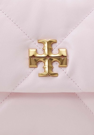 Sac à main en cuir rose avec un design matelassé, rehaussé d'un logo croisé en ton or et de coutures visibles le long des bords.