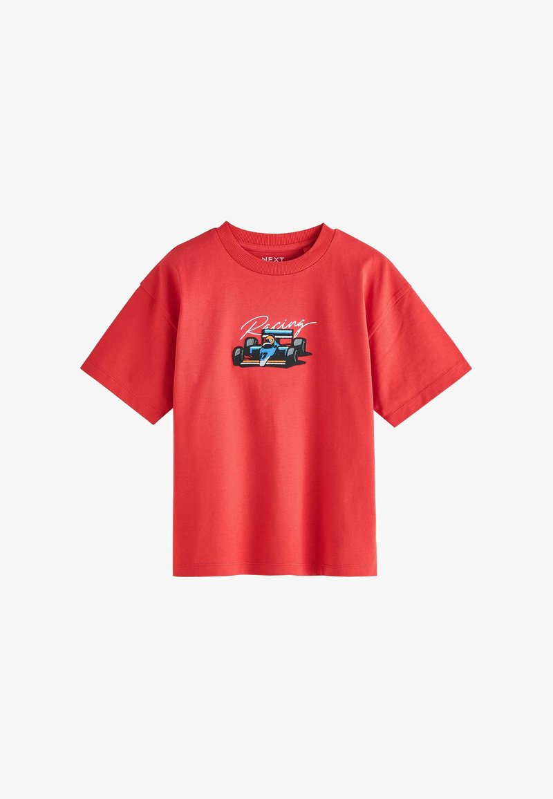 T-shirt rouge à manches courtes avec un motif bleu de voiture de course et pilote et le mot « Racing » imprimé au-dessus de la voiture sur la poitrine.