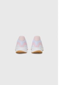 Des chaussures de sport avec une tige en maille blanche ornée d'un design en vagues roses, une semelle intermédiaire blanche rembourrée et une semelle extérieure en caoutchouc beige.