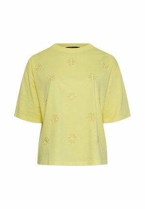 T-shirt jaune à manches courtes avec encolure ronde et petits motifs floraux brodés, uniformément espacés sur le devant.