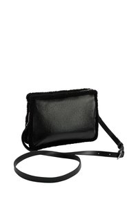 Czarna torebka z błyszczącej, teksturowanej skóry o miękkim, puszystym wykończeniu, uzupełniona odpinanym czarnym paskiem.