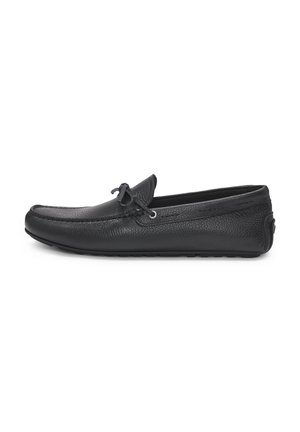 Mocassin homme en cuir noir avec surpiqûre moc toe et lacet décoratif latéral, présenté de profil sur fond blanc.