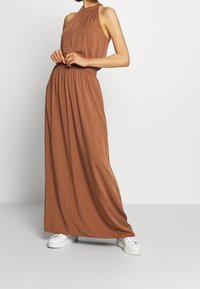 VILA Festklänning - brown