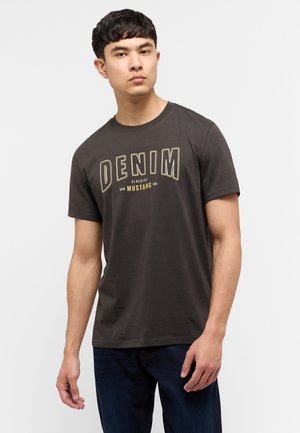 Tamsiai pilkas trumpomis rankovėmis marškinėliai su užrašu "DENIM" ir "MUSTANG", spausdintu geltona spalva, apvalia iškirpte, minkšta medžiaga, tiesaus kirpimo, be matomų raštų.