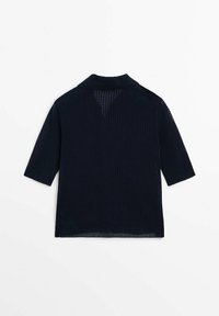 Marineblå kortærmet strikket polo med en struktureret, åben vævning. Har en klassisk krave og lige kant.