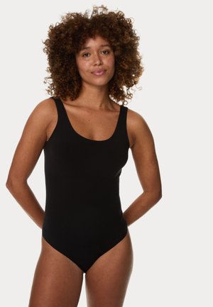 Bañador negro de una sola pieza con tirantes anchos, escote redondo y aberturas en las piernas altas, hecho de una tela suave y elástica.