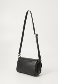 Borsa a tracolla in pelle nera con forma rettangolare, dotata di una tracolla removibile, cuciture bianche e bordi leggermente curvi.