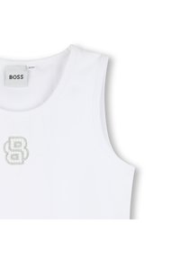 Witte mouwloze tanktop van katoen, met een zilverkleurig geborduurd "B"-logo op de linkerborst. Rechte textuur en ronde halslijn.