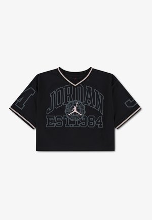 Czarny krótki top sportowy z napisem "JORDAN EST. 1984" i logo Jumpman w kolorze szarym, dekoltem w serek i krótkimi rękawami z jasnoróżowym wykończeniem.