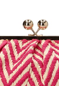 Clutch tejido con un patrón en zigzag en tonos rosa y crema, que presenta un cierre metálico con dos pomos redondeados, enfatizando la textura y el diseño.