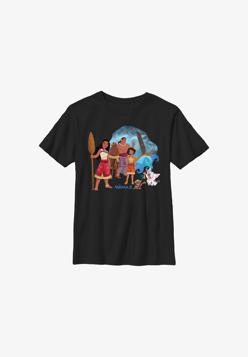 Černé bavlněné tričko s barevnými kreslenými postavičkami z "Moany 2", na němž je surfovací prkno a oceanické vlny v pozadí.