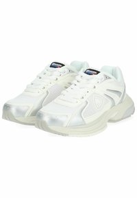 Scarpe da ginnastica bianche con pannelli in rete e dettagli argentati, punta rotonda, design con lacci e suola imbottita per il comfort.