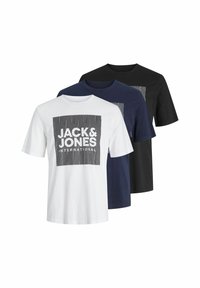 Trei tricouri cu mânecă scurtă, în alb, bleumarin și negru. Fiecare are un design grafic pătrat cu textul "JACK & JONES" în bold.