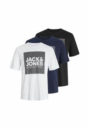 Tre kortärmade T-shirts i vitt, marinblått och svart. Var och en har en boxig grafisk design med texten "JACK & JONES" i fet stil.