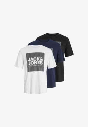 Trzy koszulki z krótkim rękawem w kolorach białym, granatowym i czarnym. Każda z nich ma kwadratowy graficzny wzór z napisem "JACK & JONES" w pogrubionej czcionce.