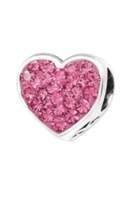 Ciondolo a forma di cuore con cristalli rosa incastonati in metallo argentato, con motivi floreali e dettagli in filigrana sui lati.